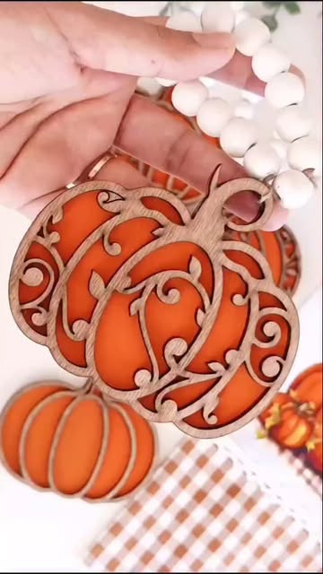 آویز چوبی مهره‌دار طرح کدو