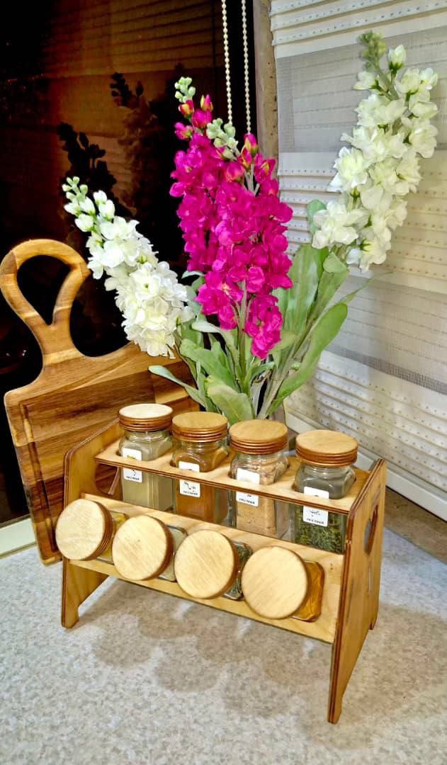 استند ادویه شیشه‌ای ۸ عددی با پایه چوبی